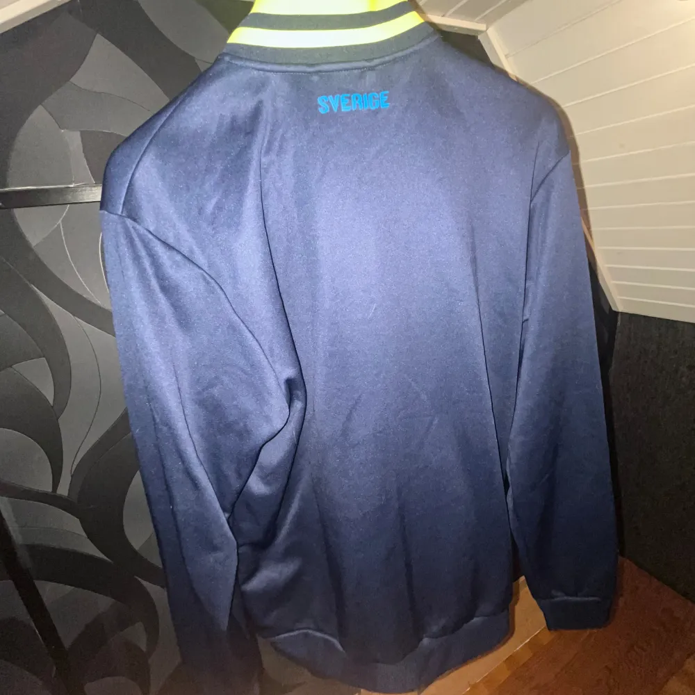 Adidas track Top köpt under em 2021 använt 1 gång köpt för 700. Tröjor & Koftor.