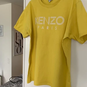 Kenzo Tisha - äkta strl S - Hej!  Tänkte göra mig av med en snygg och ganska basic t-shirt från kenzo.  Sparsamt använd och sitter perfa på mig 188cm lång.  ÄKTA. Kan mötas upp i Jkpg.