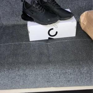 Nike air Max 270 - Säljer mina nike 270 för att jag köpte nya och har inte använt den längre. Skorna är 1/1