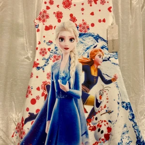 *NY*Elsaklänning, Stl 122/128 -  Nwt, fin kvalitet, lite tjockare tyg, mkt mjuk o skön. 