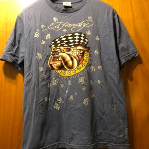 Ed Hardy tshirt  - Säljer vidare för blev fel storlek Aldrig använd av mig  Passar typ herr M-XL Hittar ingen storlek Sista bilden visar en fläck som knappt syns, kan eventuellt gå bort o tvätten men inget man stör sig på!