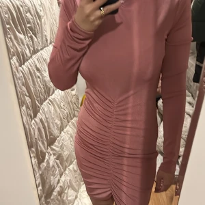 festklänning  - Klänning i storlek L, oanvänd, passar M .