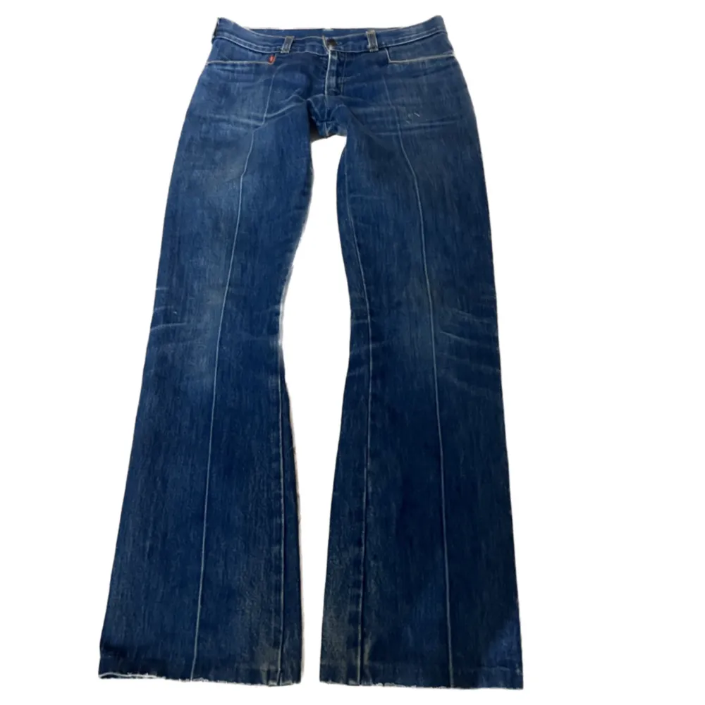 Säljer dessa as snygga vida och lågmidjade  jeansen med hello kitty motiv på rumpen!! 42 rakt över höfterna och 82 cm innerbenslängd ❤️. Jeans & Byxor.