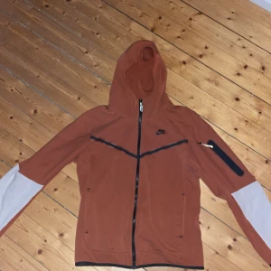 Nike tech flece - Strl S men passar M Mindre orange irl Bra skick 