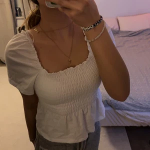 Volang topp - Jätte gullig volang t shirt från h&m köpte för ett år sedan så e osäker om den finns i butik/online. Säljer då den inte kommer till användning längre. 