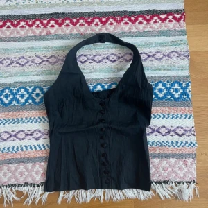 Topp fest svart halterneck - Fin svart festtopp från zara som är använd fåtal gånger.