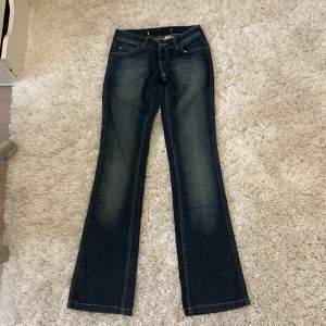 Lågmidjade flared jeans köpta secondhand. Säljer då de blivit för små för mig. (34/34) pris kan alltid diskuteras!🤍