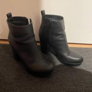 Boots från din sko, vissa slitningar baktill, se bilder. Snygga och hela framtill. Ett par favoriter som tyvärr inte används som de borde. Storlek 37. 