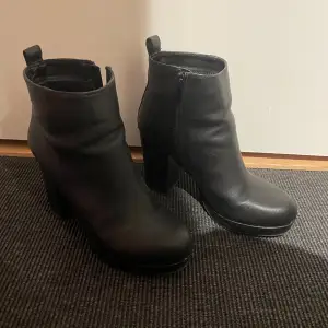 Boots från din sko, vissa slitningar baktill, se bilder. Snygga och hela framtill. Ett par favoriter som tyvärr inte används som de borde. Storlek 37. 