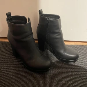 Boots - Boots från din sko, vissa slitningar baktill, se bilder. Snygga och hela framtill. Ett par favoriter som tyvärr inte används som de borde. Storlek 37. 