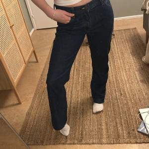 Säljer dessa snygga (men för stora) mörkblåa jeans från Lee 🤩 Aldrig använda! W30, L32 