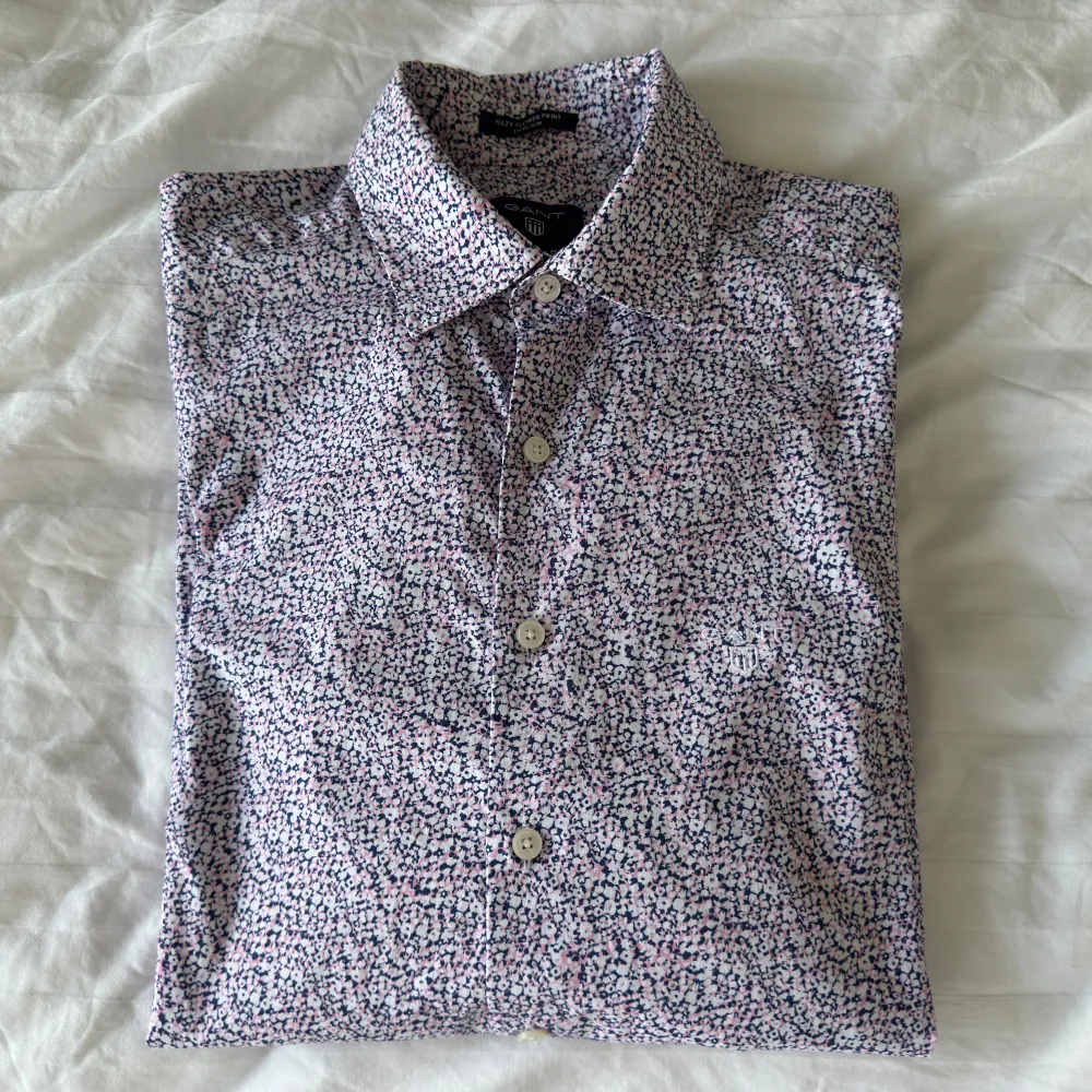 Gant skjorta i storlek S (37/38) (Hals 15)  Sparsamt använd - gott skick. Skjortor.
