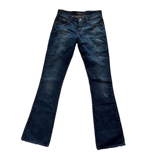Mörkblåa lågmidjade jeans - Nytt skick! 🌞Innerbensmått 89 cm, Ytterbensmått 110 cm, Midjemått tvärs över 36 cm