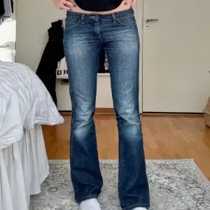 Supersnygga bootcut jeans från japanskt märke. De är lowrise och har en skitsnygg textur på jeanstyget. De har en liten defekt ( litet hål) vid insida av ena hålet men inget man märker 💕