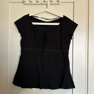 Topp - En helt oanvänd topp som passar vid finare tillfällen från vero Moda.  Djur finns i hemmet!