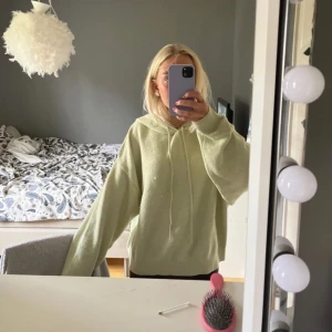 Stickad hoodie - Helt ny men har lite nopprar du min katt sov på den