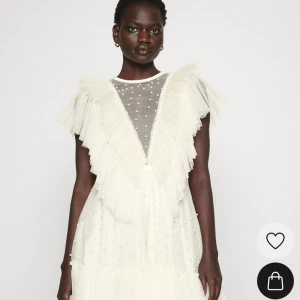 Ida Sjöstedt Nathalie dress🤍 - INTRESSEKOLL på denna otroliga klänning jag hade på min student. Alltså endast använd vid ett tillfälle🫶🏼✨ passar till student och skolavslutning 👸🏼 Köpt helt ny för 4 995🤍