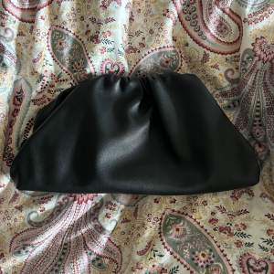 svart snygg kuvertväska får mycket plats och i stort sett aldrig använd.