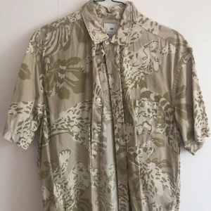 Sommarskjorta  - Sparsamt använd. Storlek m