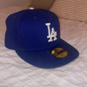 New era keps - Jättesnygg mörkblå new era keps! Aldrig använd.🔥