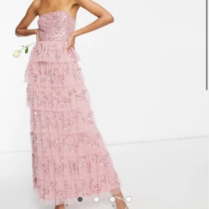 Balklänning  - Så fin balklänning som är använd endast en gång, står ej storleken och kommer inte ihåg men skulle säga storlek 36 och den är lite insydd i överdelen men fortfarande en storlek 36 ca