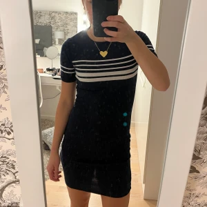 Klänning  - Snygg t-shirt klänning i mörkblå från HM i storlek 34 men med väldigt stretchigt material så passar lätt en 36a.