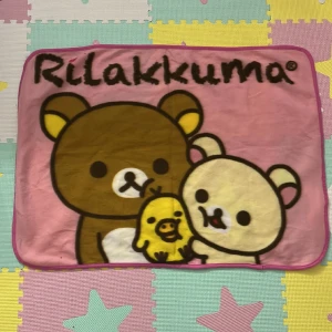 Rilakkuma filt ( 29,5 x 22 ) - Säljer för att den aldrig kom till användning. Kan användas på väggen eller på sängen som en filt. Den är köpt från japan och har importerats t sverige. Köp är på! Kontakta om du har frågor!