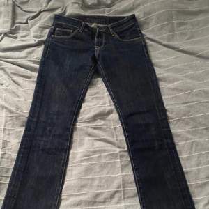 Lågmidjade flared jeans, säljer då då dem inte passar mig i storleken!💓Innerbenslängd:80cm Midjemått tvärs över:35cm 