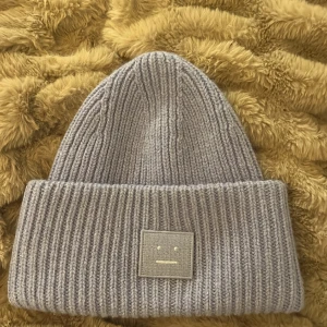 Acne mössa - Säljer nu min super snygga Acne mössa eller är öppen för att byta mot en svart. Köpt på Acne Studios egna butik på NK i Stockholm för 1600 kr, finns ej att köpa längre!Mycket bra skick och endast använd ett fåtal ggr. Hör gärna av er vid frågor etc!💕