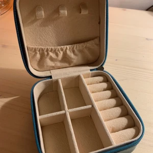 smyckes box - en super fin smyckes förvaring i mörk blå. Perfekt för när man ska resa, säljer pga fick en större. (Smyckena på sista bilden är inte för att köpa) 💗