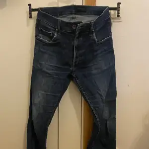 Jeans från Tiger of Sweden. Slim modell. 