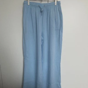 Ljusblå linnebyxor - Sparsamt använda fina linnebyxor i mycket gott skick! Hellånga, straight fit. Köpta för ca 500kr.   Storlek XL, men det är en barnmodell så är som en S i vuxenstorlek. 