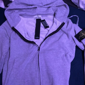 Stone Island zip up  - Knappt använd zip up hoddie till salu pris kan diskuteras !! Jag har växt ur den och har knappt använt den 