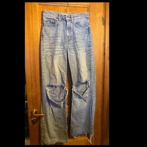 Blå jeans  - Säljer dessa byxor från lager 157 då dem aldrig kommer till användning , gjort hålen själv därav priset ,På sidan heter dem boulevard. Storlek xs men passar mer S  köparen står för frakt 