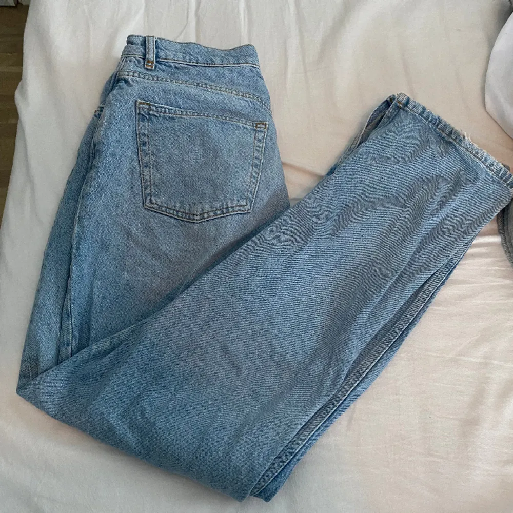 Säljer mina Gina jeans med sluta nedtill💕 . Jeans & Byxor.