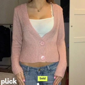 Söker rosa kofta  - Hej söker en sån här kofta och kan betala bra. 