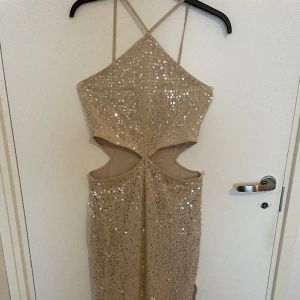 Fest klänning - Paljett klänning från Gina tricot med midje öppning och slits vid benet. Kan skicka bild på med klänningen om man vill. Frakt ingår🥰