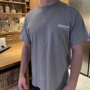 Balenciaga tshirt - En grå oversized T-shirt från Balenciaga i storlek XS. Knappt använd så är i nyskick.  Kvitto finns!
