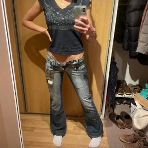 Low Waist jeans  - Jeans som jag köpte på plick men som tyvärr inte passade mig, står att det är storlek 27 alltså M men skulle säga att de snarare är storlek XS. Midjemått tvärs över 33 cm och innerbens längd 82 cm Bilderna är lånade av den tidigare säljaren ❤️