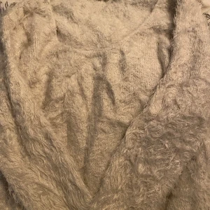 Fluffig tröja - En SÅÅÅ mysig tröja i storlek S, passar även M eller XS! Den är verkligen så mjuk men kommer inte till användning. Köparen står för frakt och frimärke, kan även mötas upp ❣️