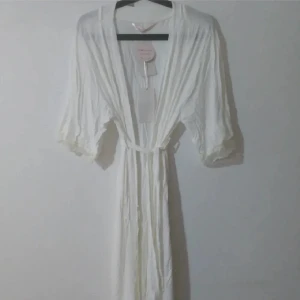 Mjuk rock - Jätte mjuk och stretchig morgonrock för gravida i storlek S. Helt ny och fräsch med prislapp på. Spets på ärmarna. Funkar även om man it är fravid bara att det är mer oversized stil. 