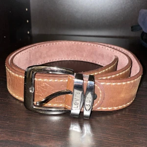 Vintage Levi’s belt, skärp  - Ett gammalt Levi’s skärp 501.  Äkta läder. Slitet vid hålen men fortfarande väldigt slitstarkt. 