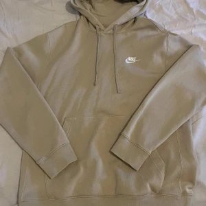 Nike hoodie -  Beige Nike hoodie. Storlek:  S skick 5/10