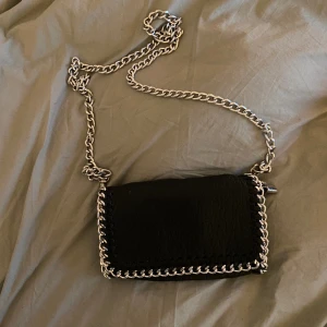 Tiamo väska  - En Tiamo väska som inte används, så fin och passar till allt, de är den lilla modellen, ny skick då den inte blivit använd nå många gånger! Ny pris 499, skriv privat vid fler bilder 