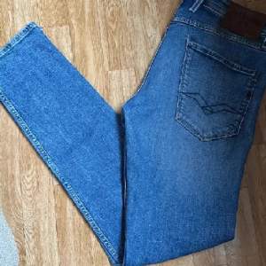 Hej, säljer mina Replay jeans i ny skick. för att dom är för små. Köpt för cirka 1100 använd i bra skick. (Paket pris)