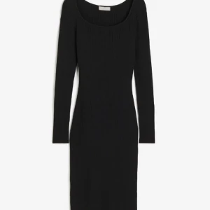 Ribbstickad bodycon-klänning - Hej säljer en bra ribbad klänning då den aldrig har använts nyskick inget fel på klänningen rätt tjock klänning då Dene ribbad. köpt för 399kr 