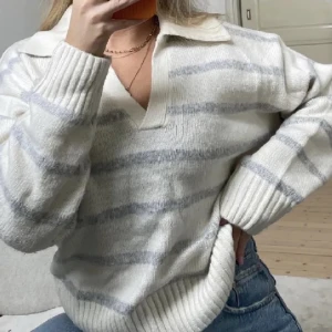 Stickad tröja från gina - Är i storlek xl men sitter jättesnyggt oversized💞