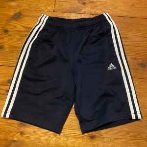 Adidas shorts mörkblå - Tränings shorts från adidas. Storlek M men sitter ganska tajt 
