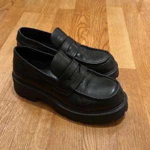 Säljer mina loafers från vagabond! Inte använda så mycket då de är lite för stora. Väldigt sköna och snygga skor, passar till alla tillfällen!  Nypris: 1500kr 