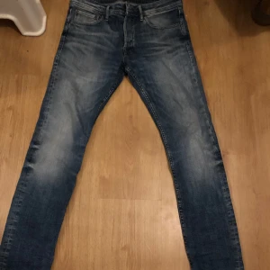 Jack & Jones jeans - Hej jag säljer dessa feta jack & jones jeans som är väldigt likt replay. Modellen är slim/glenn och storleken 29/32. Nypris ligger runt 800, mitt pris 200. Jeansen har hål i framfickorna därav priset, går enkelt att sy. 